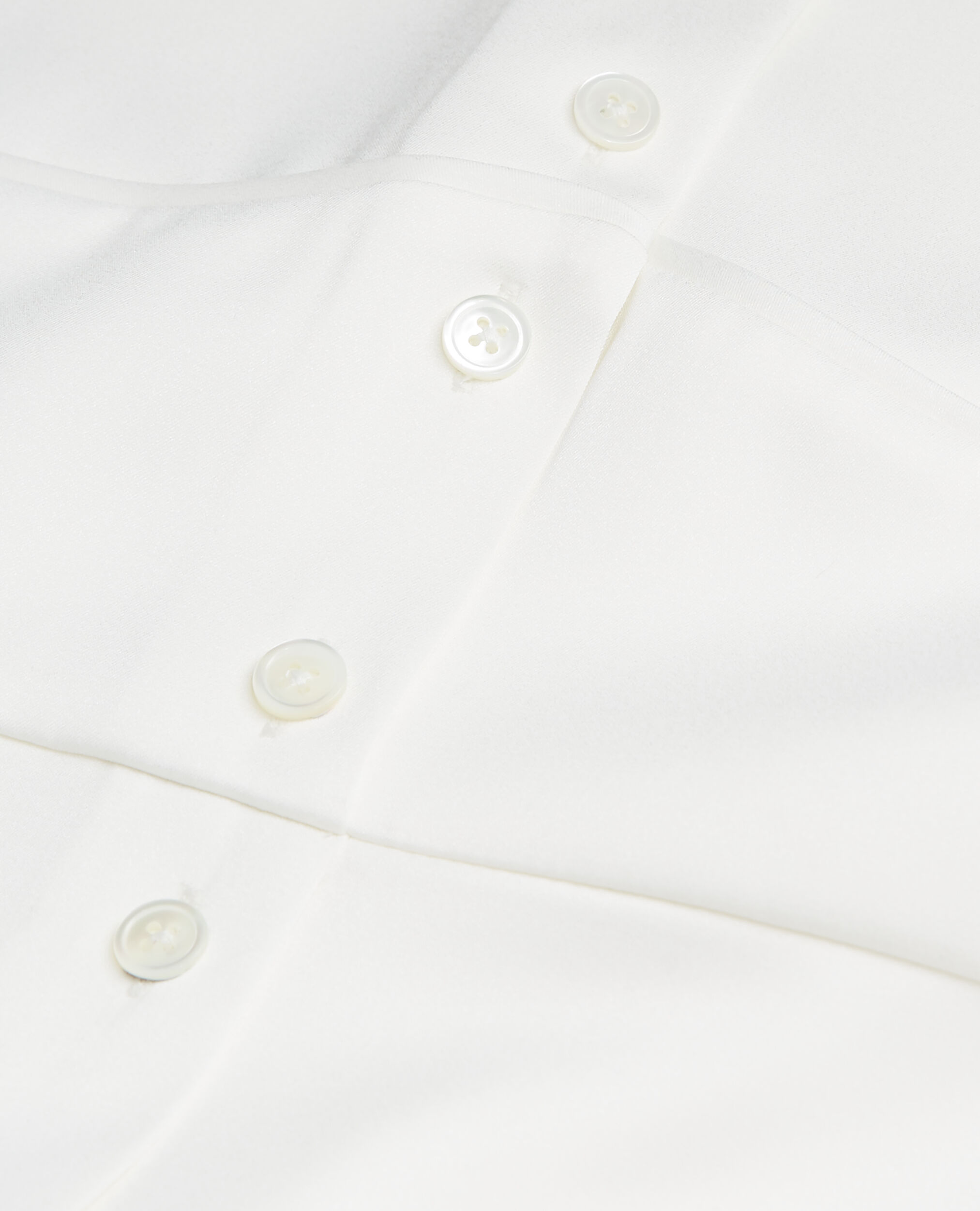Robe longue blanche avec boutonnage