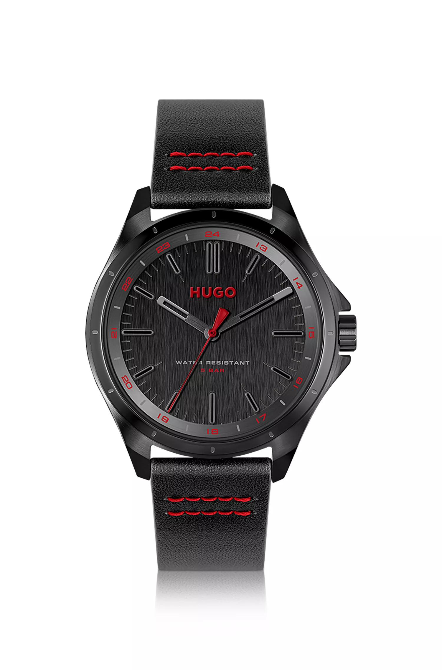 Relógio HUGO com mostrador vermelho e preto, pulseira de couro e detalhes com o logotipo.