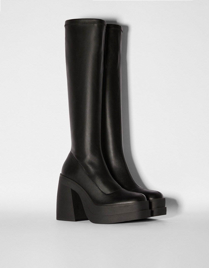 Botas de cano curto com plataforma e salto alto.