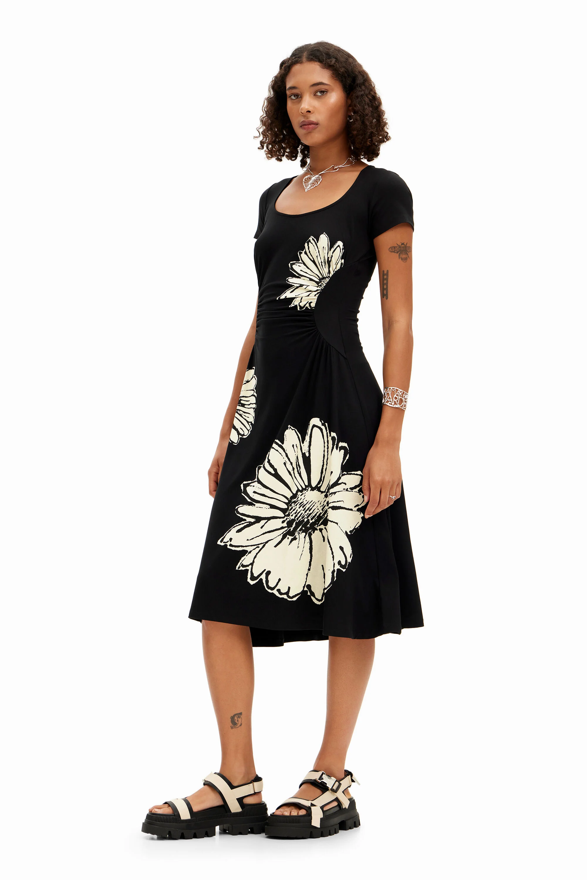 Vestido midi de manga curta com decote e margaridas.