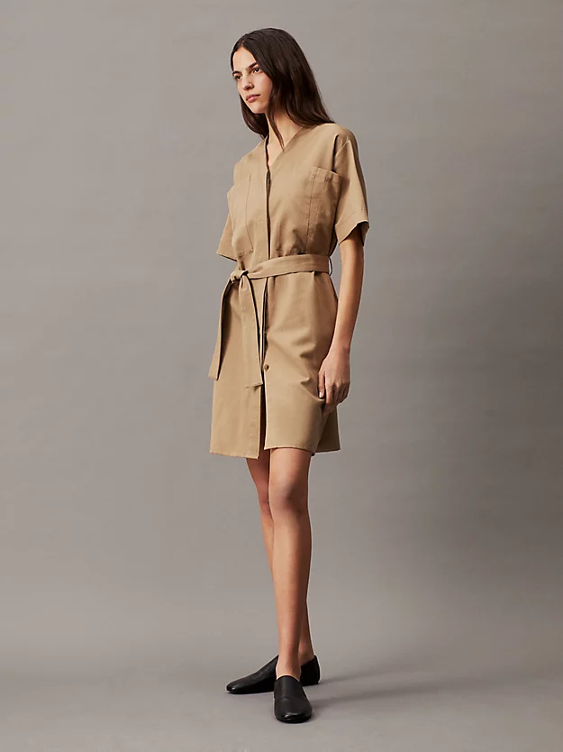 Vestido de linho oversized com cinto.