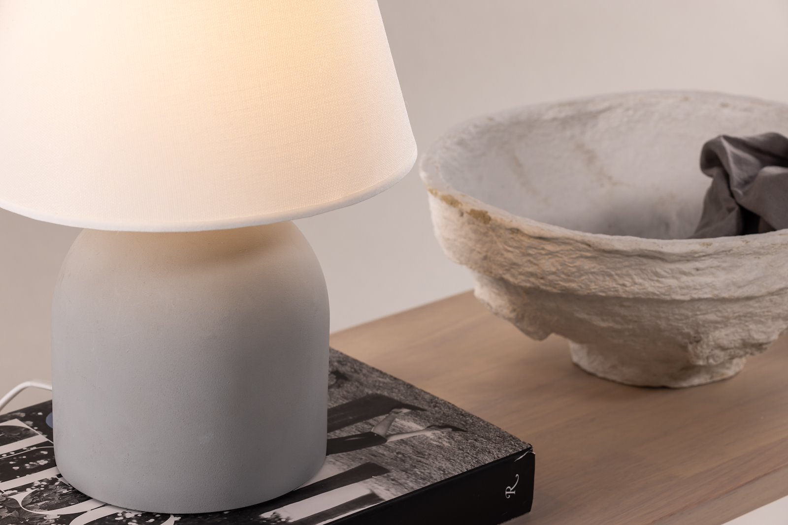 Styrso bordlampe Betong fot med lampeskjerm i lin