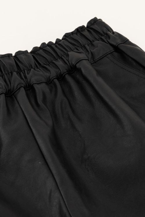 Zwarte leatherlook short met elastieken band
