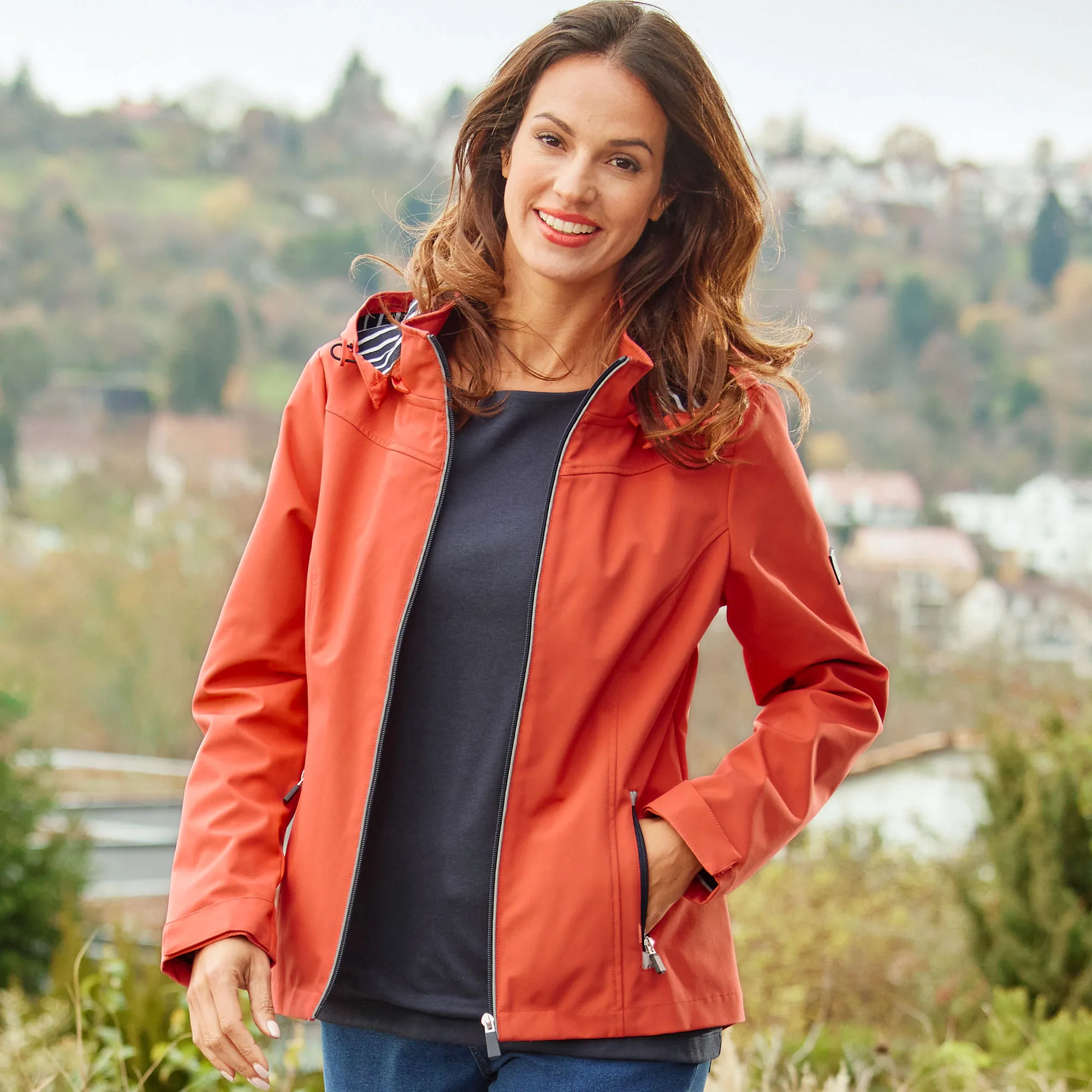Damen-Softshell-Jacke mit abnehmbarer Kapuze