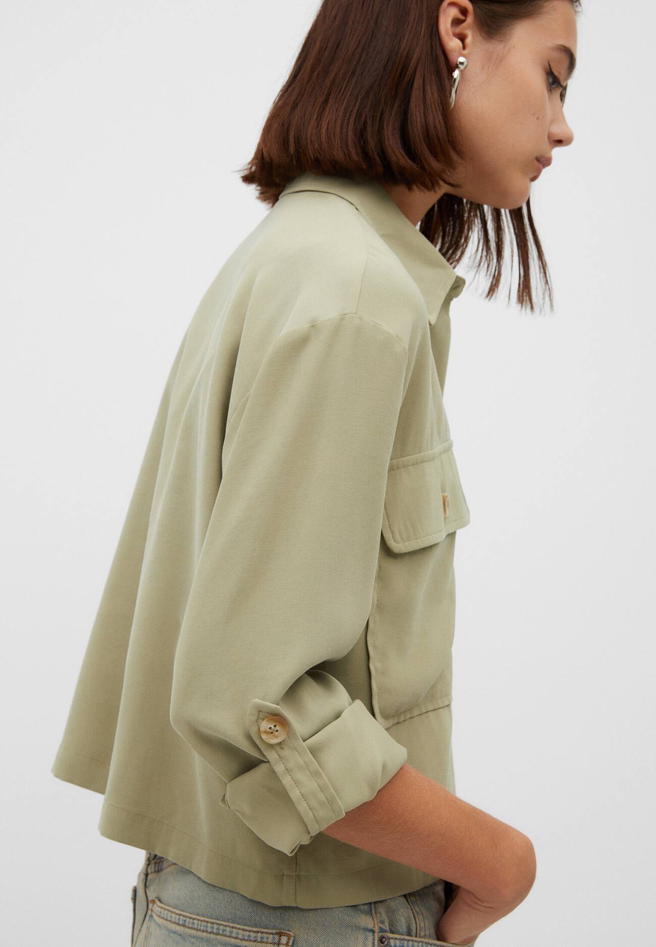 Blusa cropped fluida com bolso.