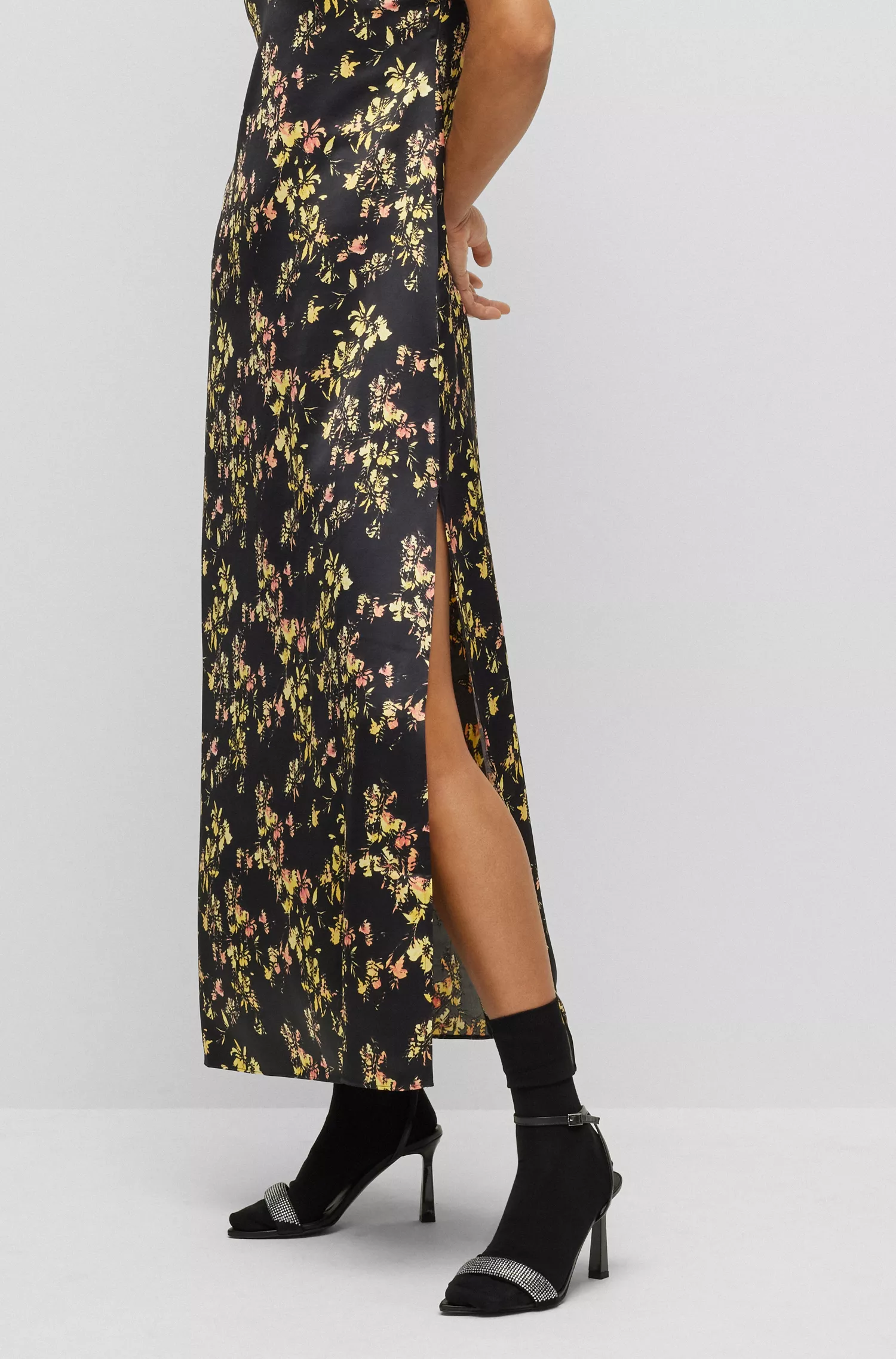 Vestido HUGO sem mangas com estampa floral vermelha e detalhes em renda.