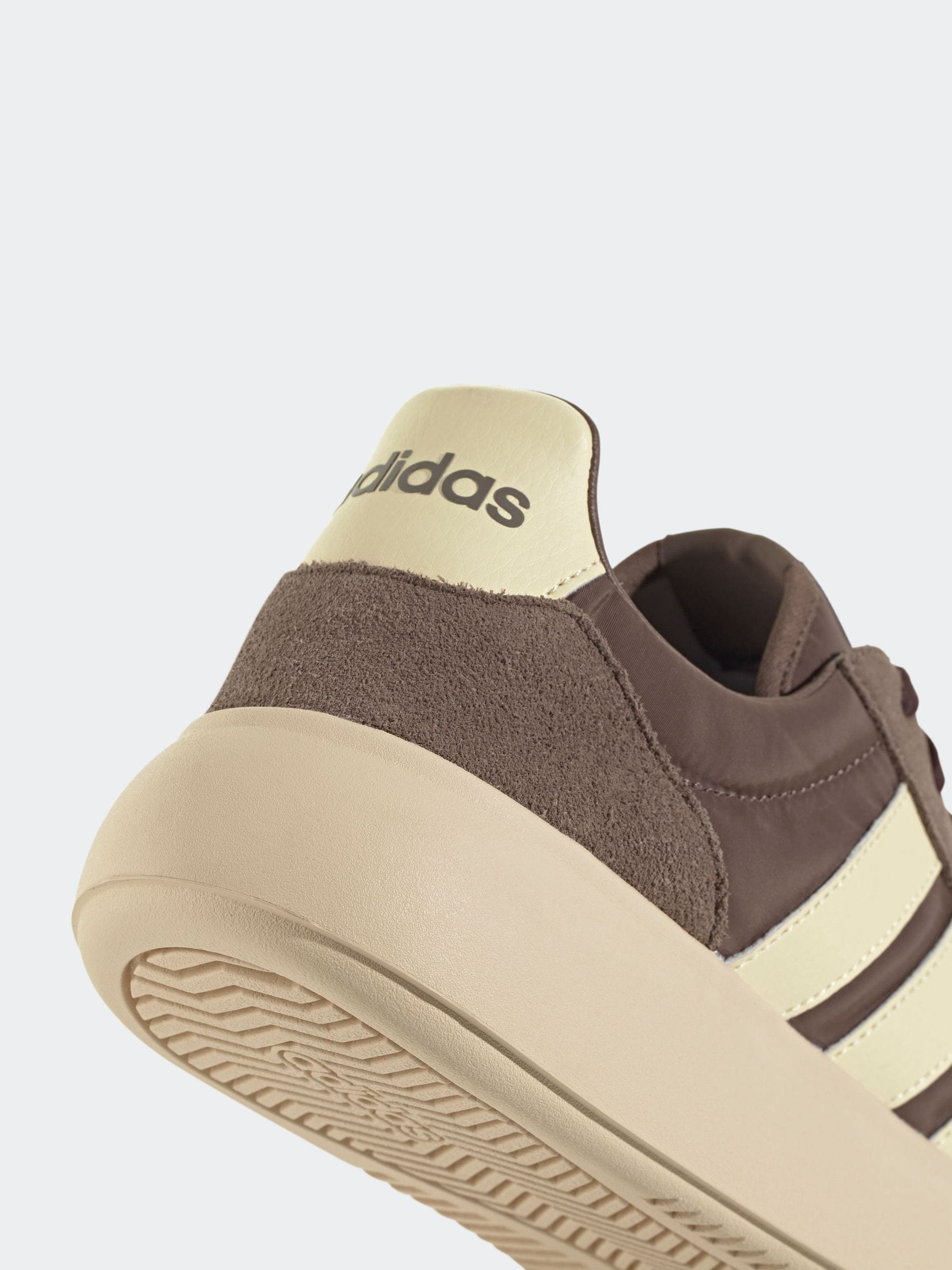 Bruin - adidas Barreda Decode sneakers