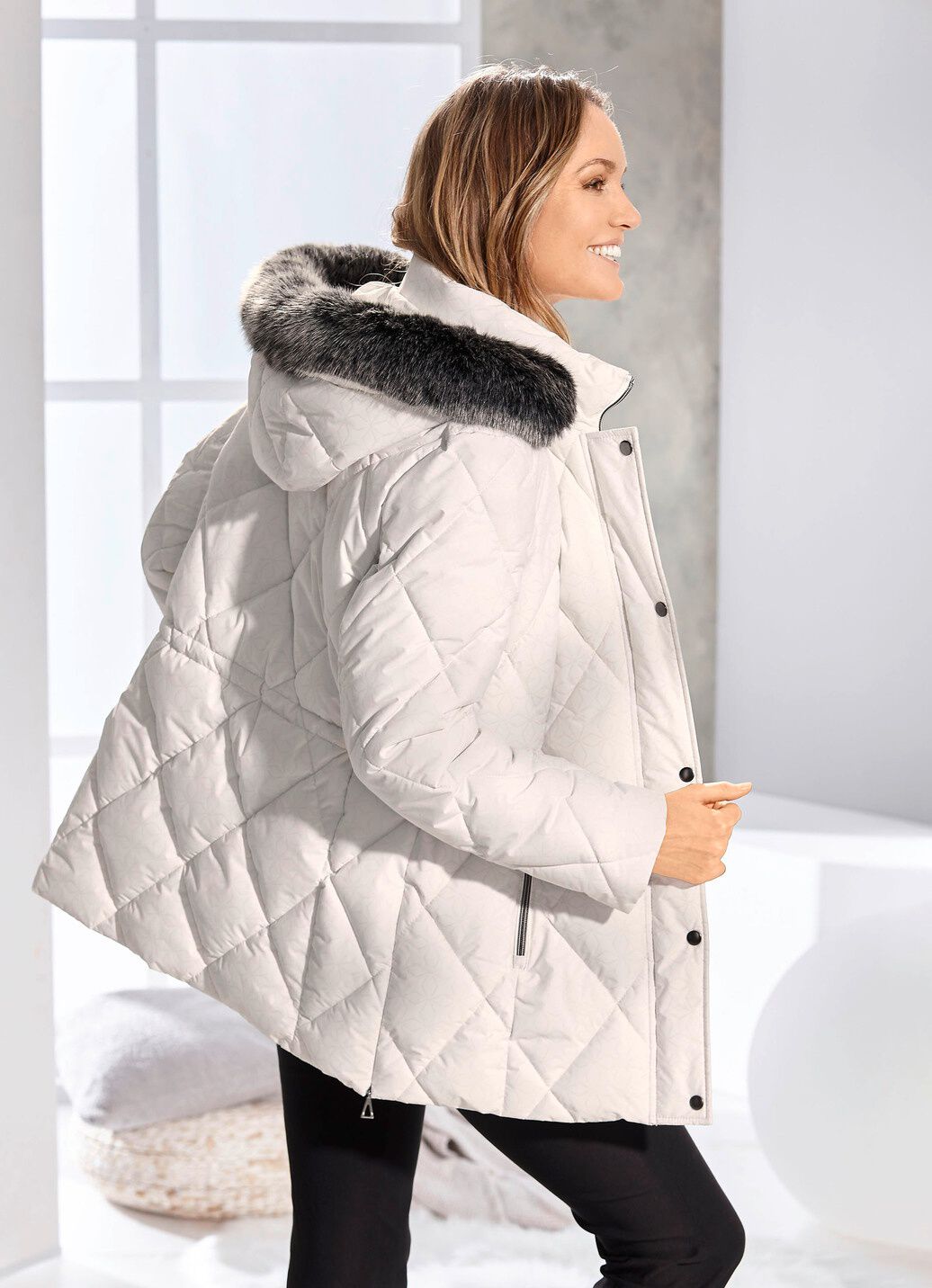 Jacke mit Reißverschluss an den Seitenschlitzen