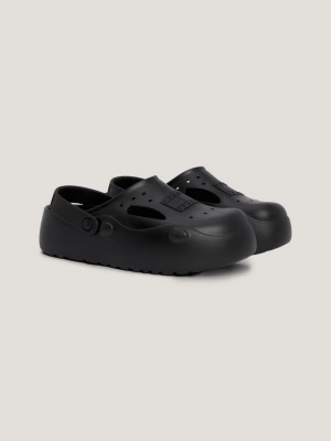 Chinelo com forro em tons quentes e emblema tonal