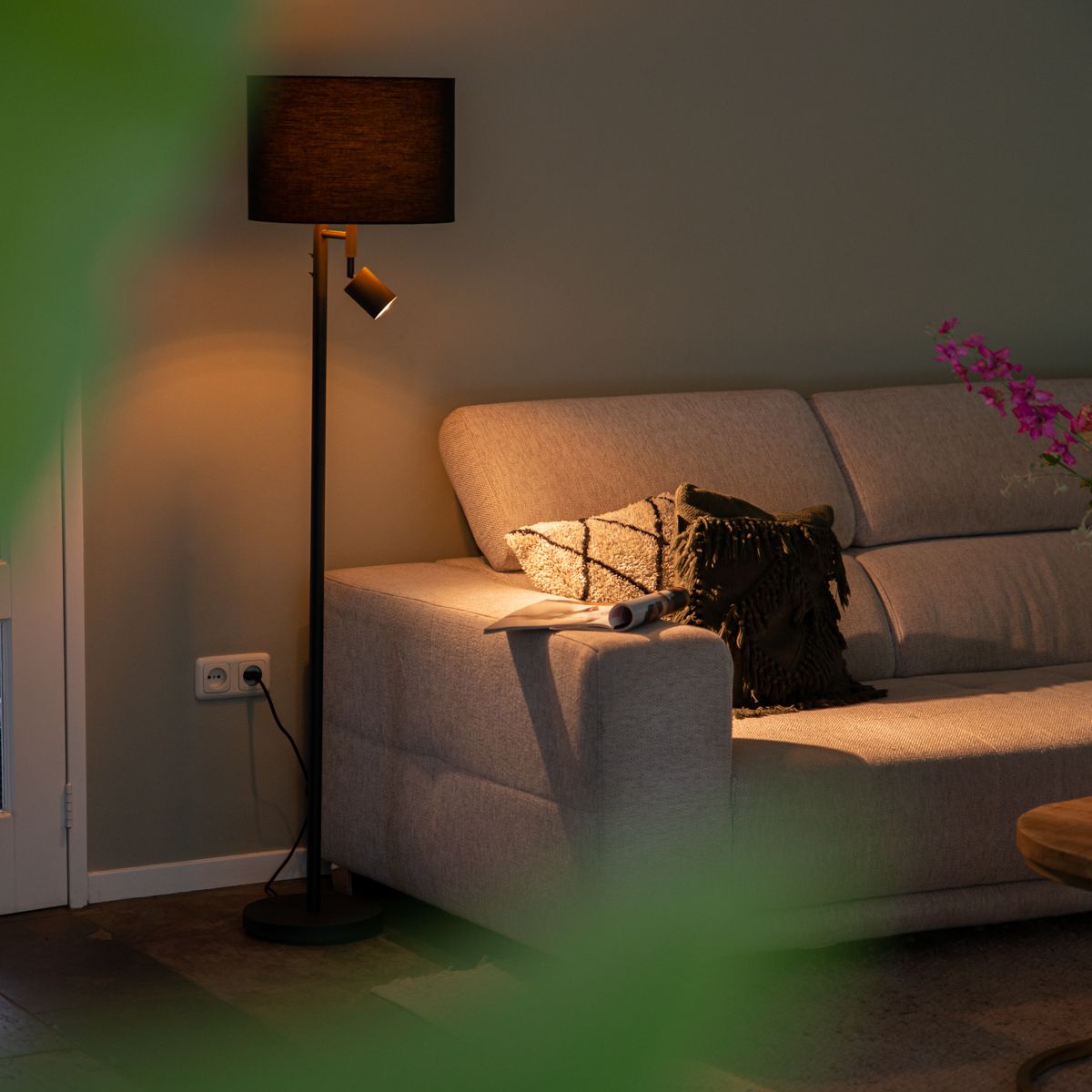 Vloerlamp zwart met gouden binnenkant en leeslamp - Jelena