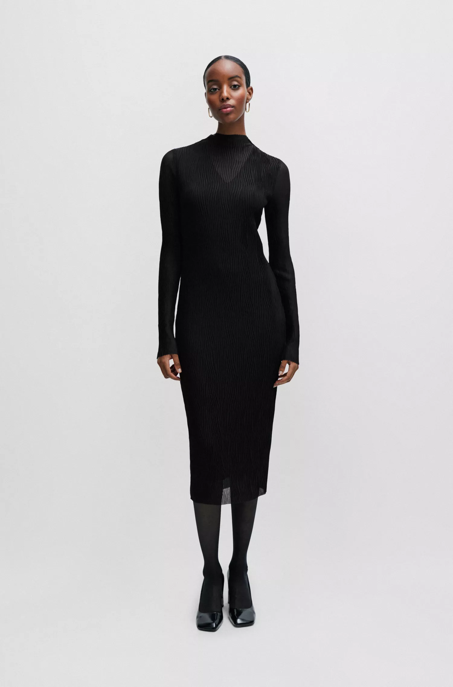 Vestido BOSS com forro preto em tule plissado e gola alta.