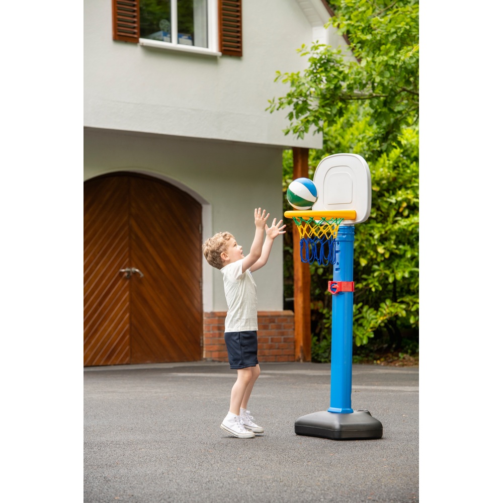 Verstellbarer Basketballständer mit Ball