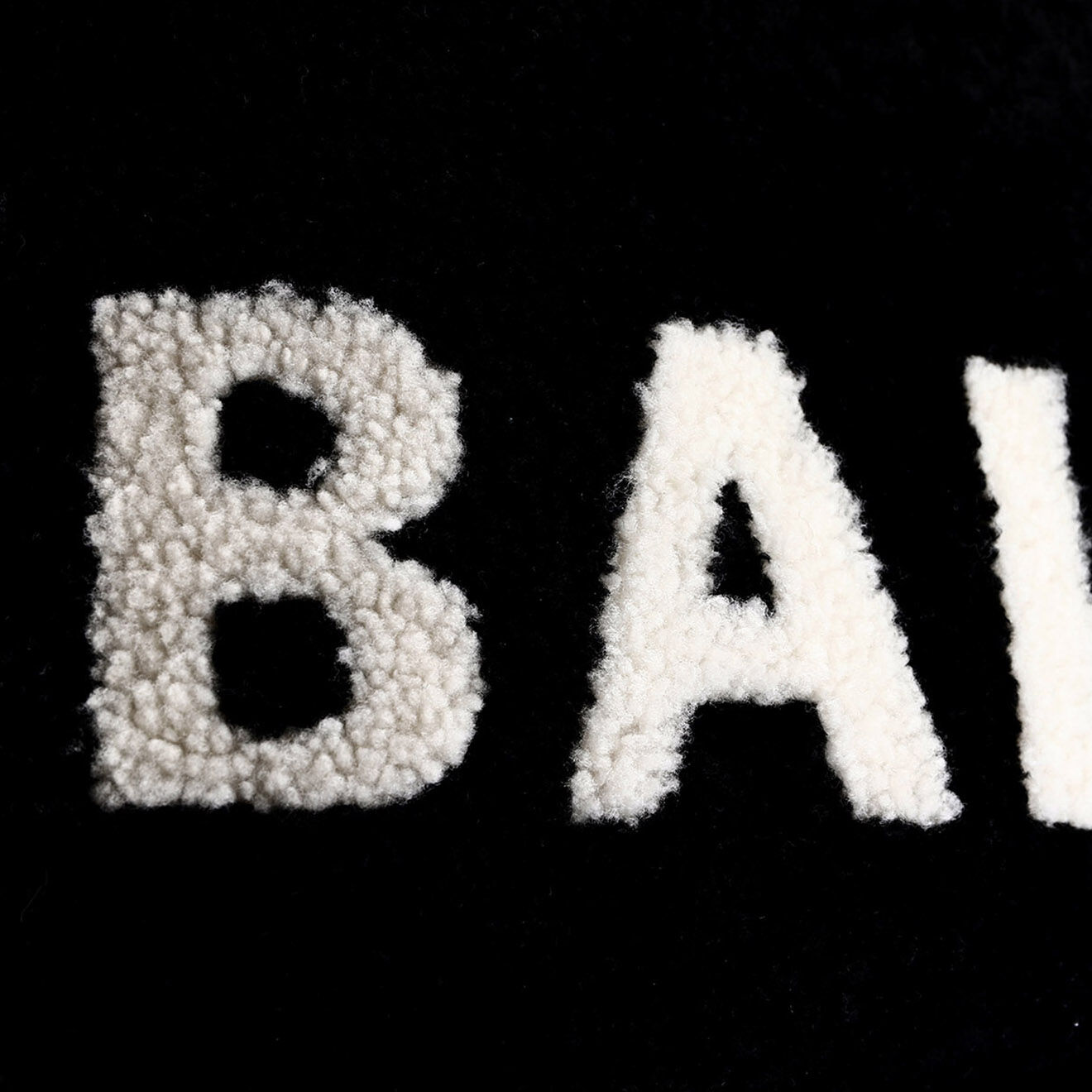 Balenciaga Pochette en Fausse Fourrure noire - Neuf avec étiquette - 34x1 cm