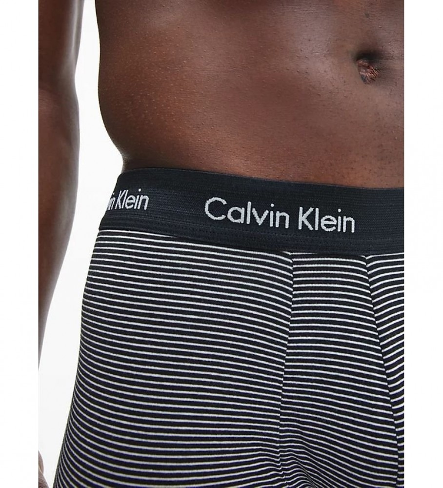 Conjunto de 3 cuecas boxer Calvin Klein de cintura baixa em algodão elástico, pretas e brancas.