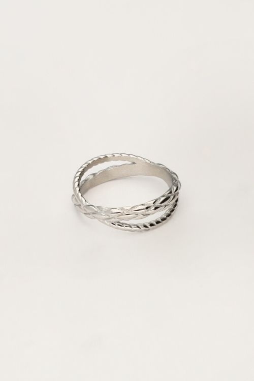 Ring met gedraaid patroon
