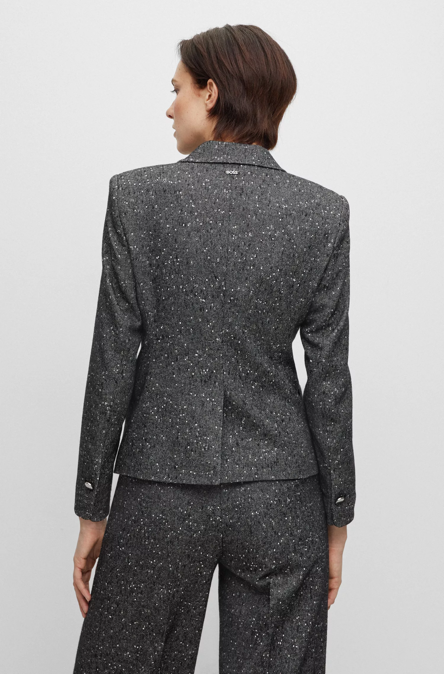 Jaqueta BOSS preta de corte slim em tweed estruturado.