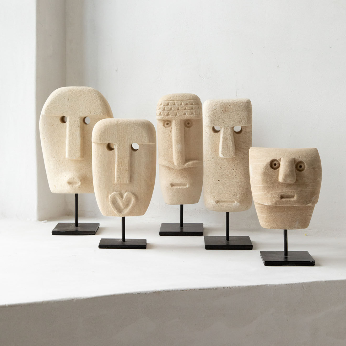Bazar Bizar Statue de pierre Sumba sur pied naturel - 5x10x20 cm