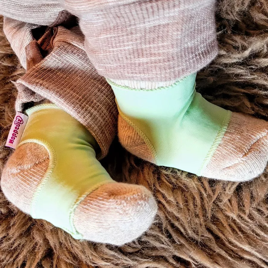 Hoppediz Babysocken Sockenhalter grün
