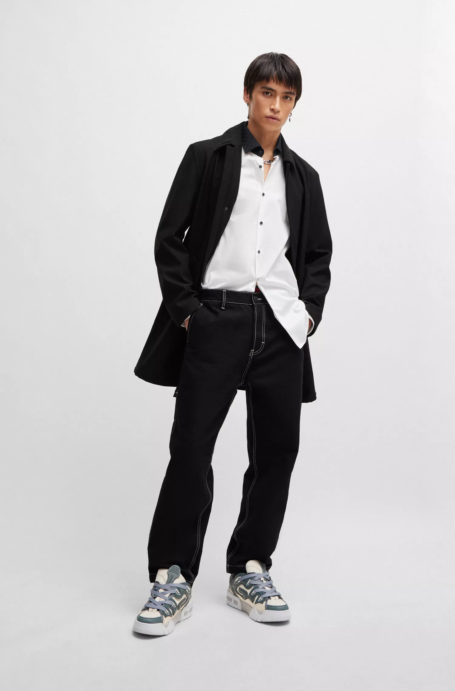 Casaco HUGO vermelho, modelo slim fit, em lona impermeável.