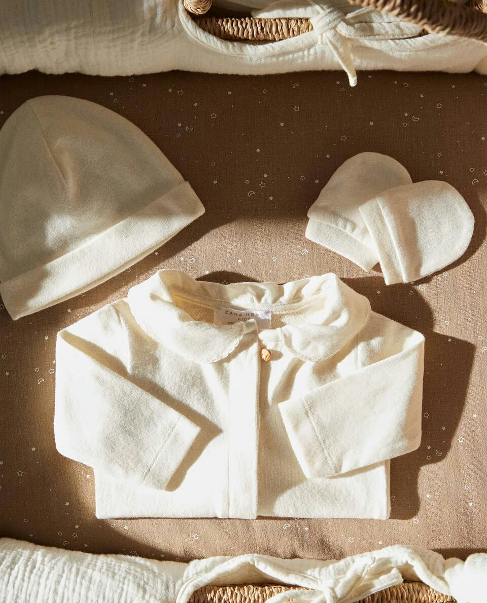 Conjunto para recém-nascido com detalhes.