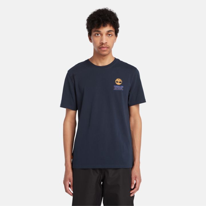 Camiseta masculina estampada para atividades ao ar livre na cor azul marinho.
