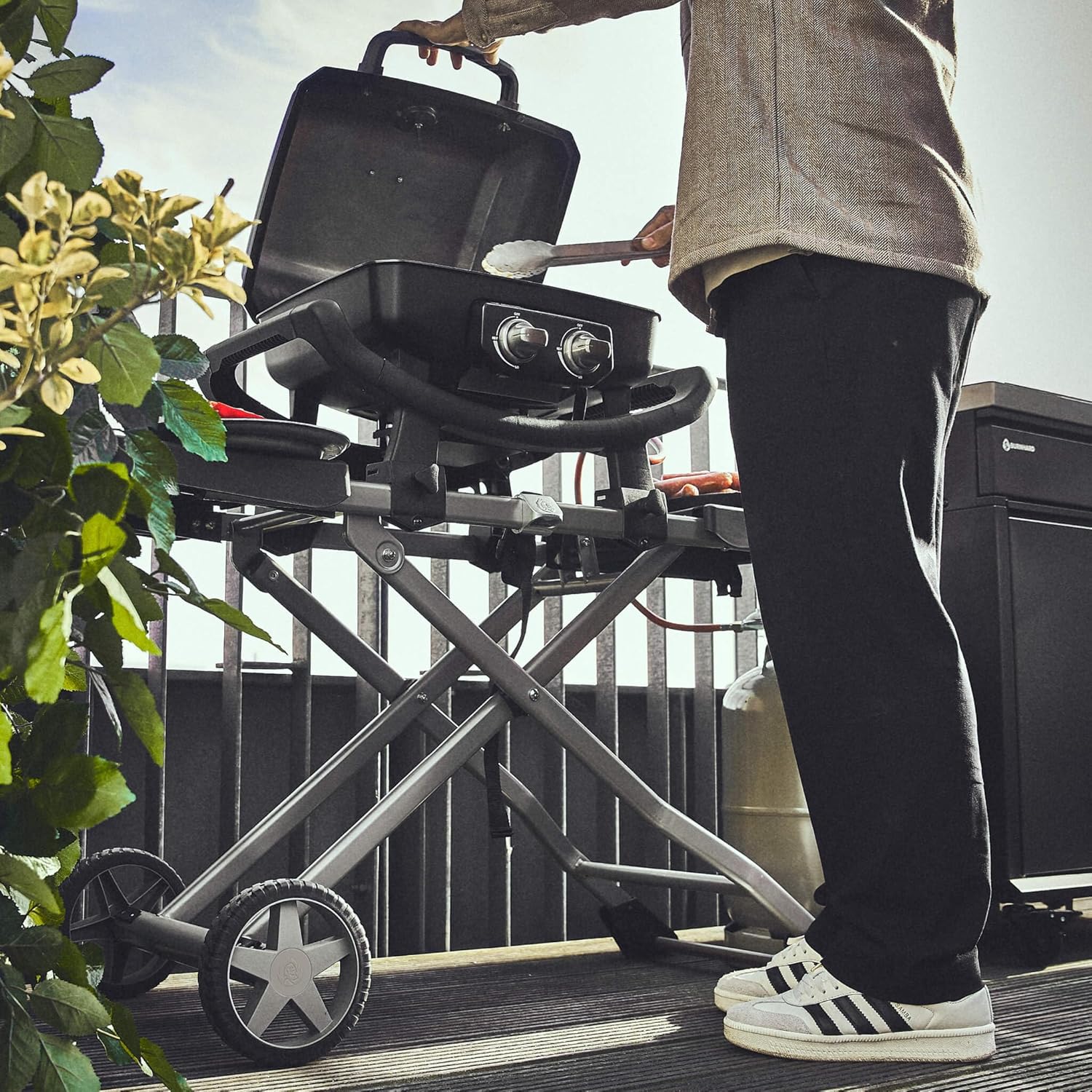 BURNHARD® - Deutsche Marke - Rollwagen für Gasgrill Wayne, Gestell aus massivem Stahl, Kunststoff Seitentische