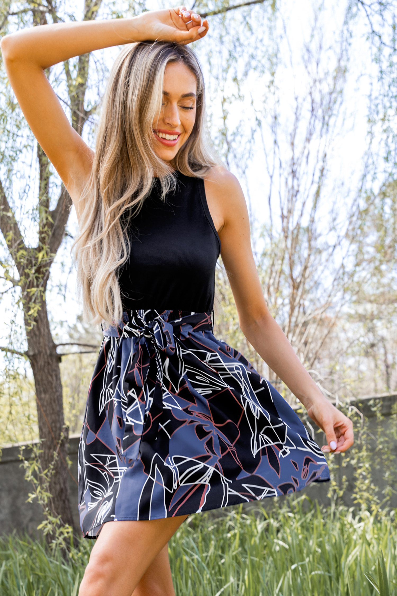 Robe mini à débardeur et jupe abstraite noire