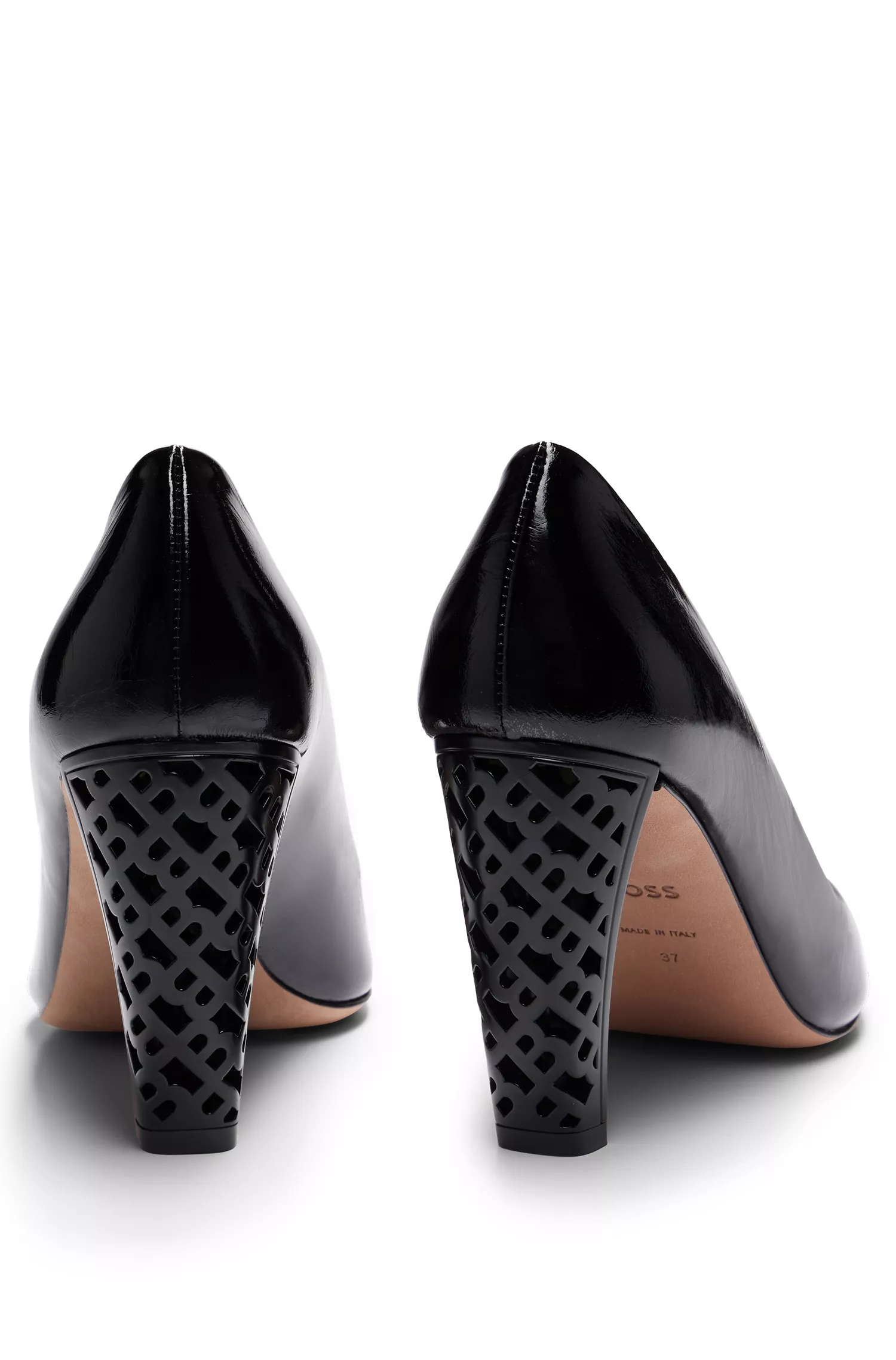 Sapatos de salto alto BOSS em couro preto com detalhes de monograma nos saltos.