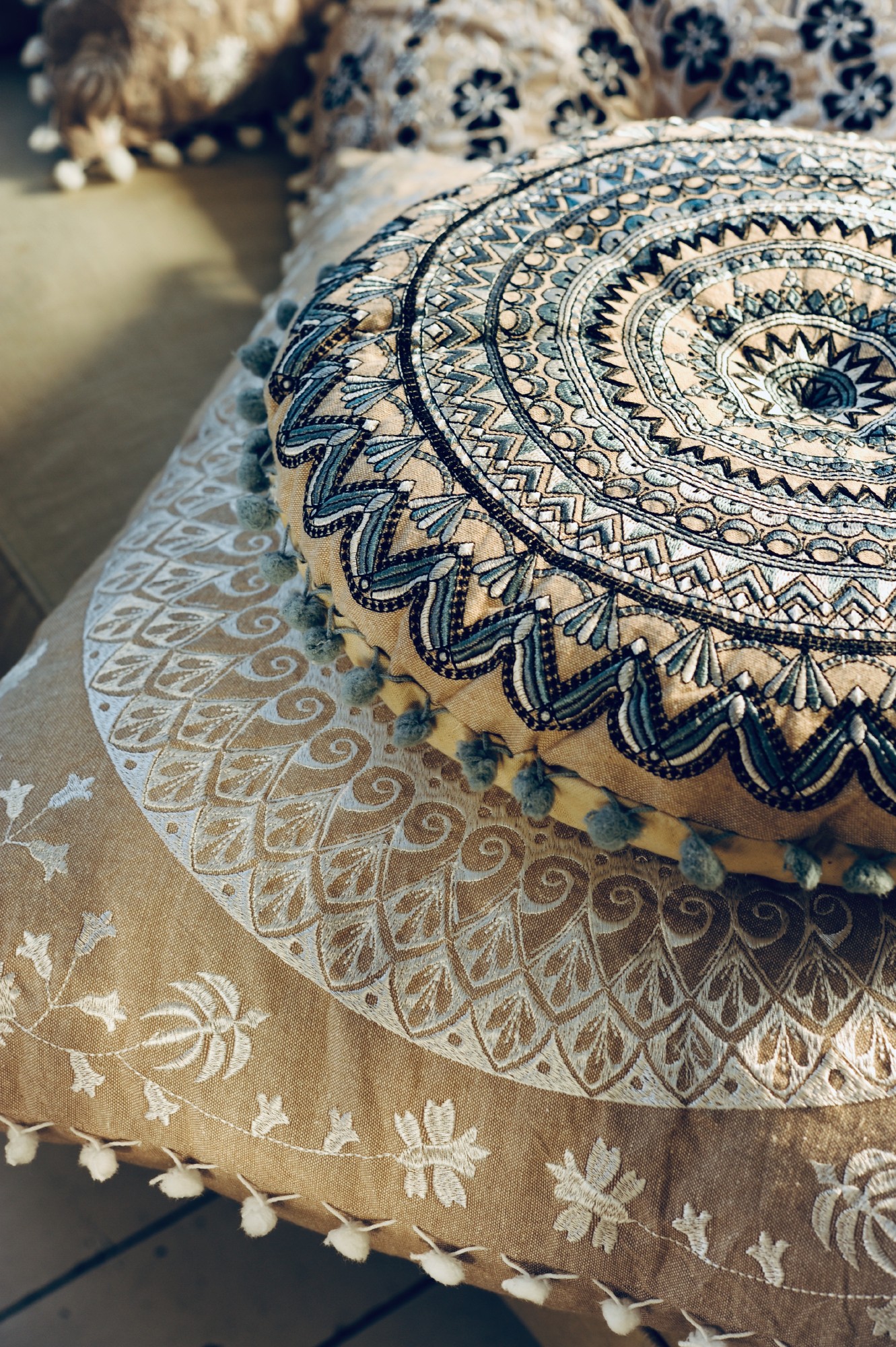 Sitzkissen Mandala 'Trikom' mit Pompon, beige, blau, Ø 40 cm, H 5 cm von fischer's lagerhaus