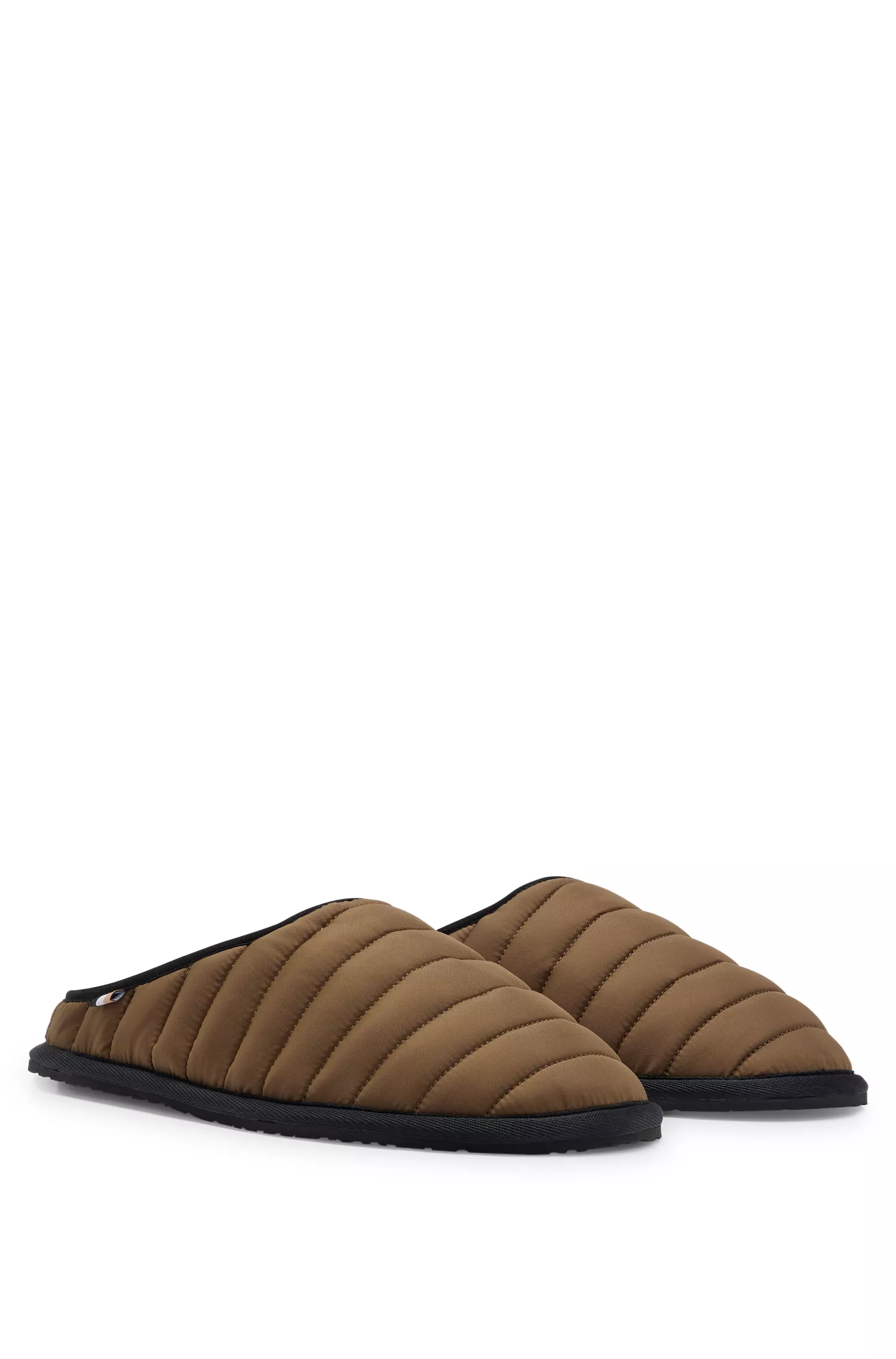 Pantufas BOSS pretas acolchoadas em nylon com sola de borracha.