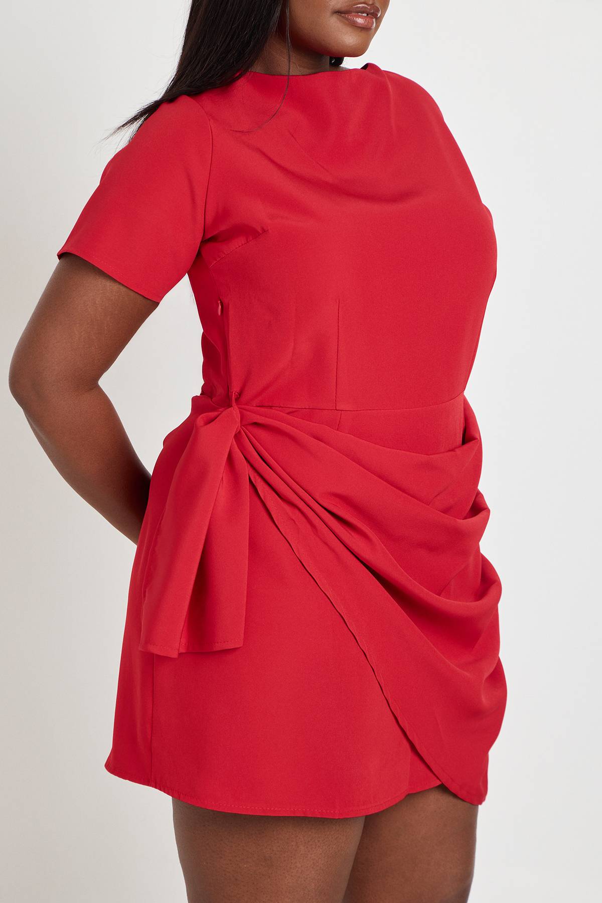 boohoo Robe Mini Ajustée À Drapé Frontal Grande Taille