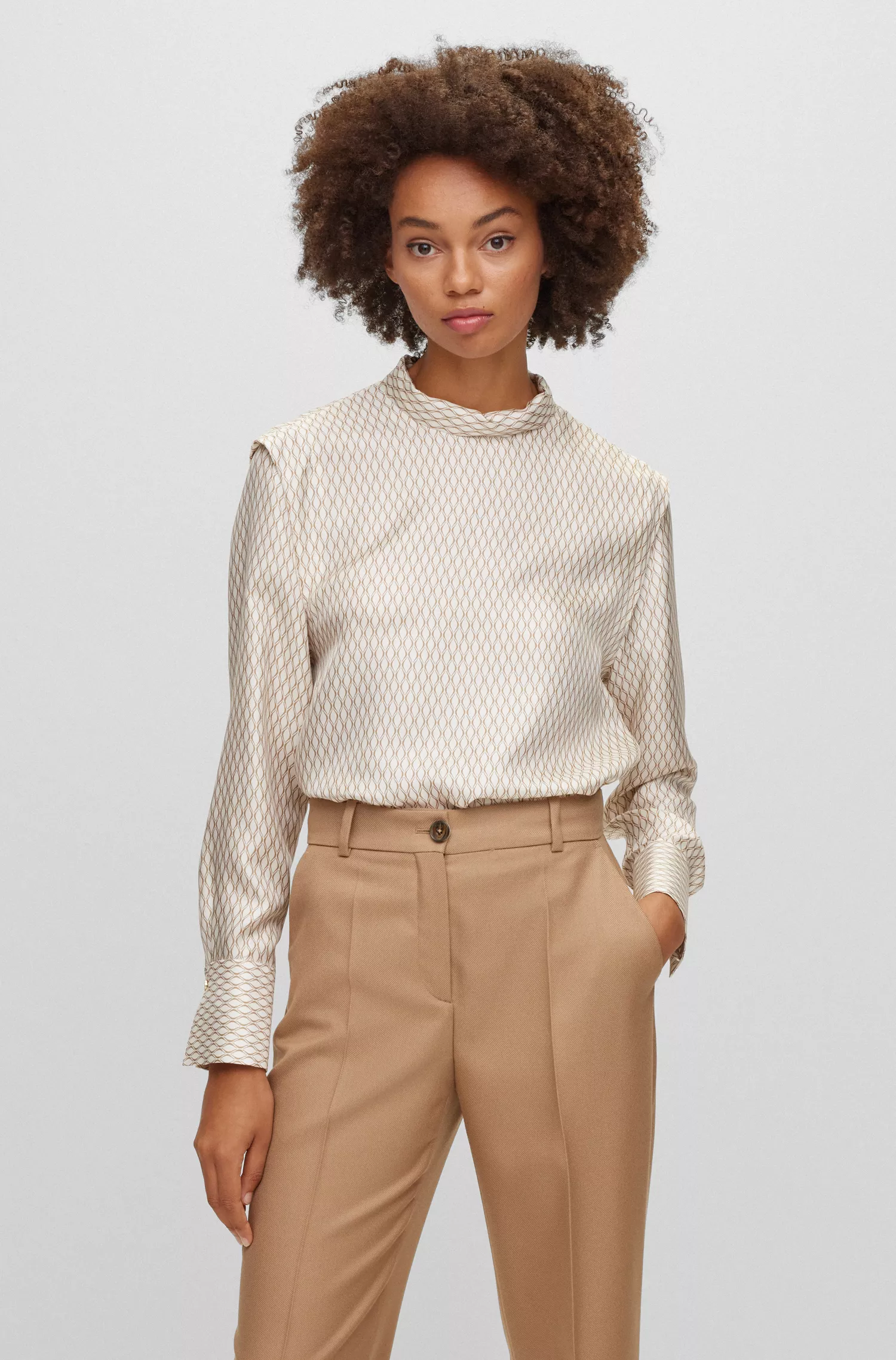 Blusa BOSS Camel de corte relaxado em seda estampada.