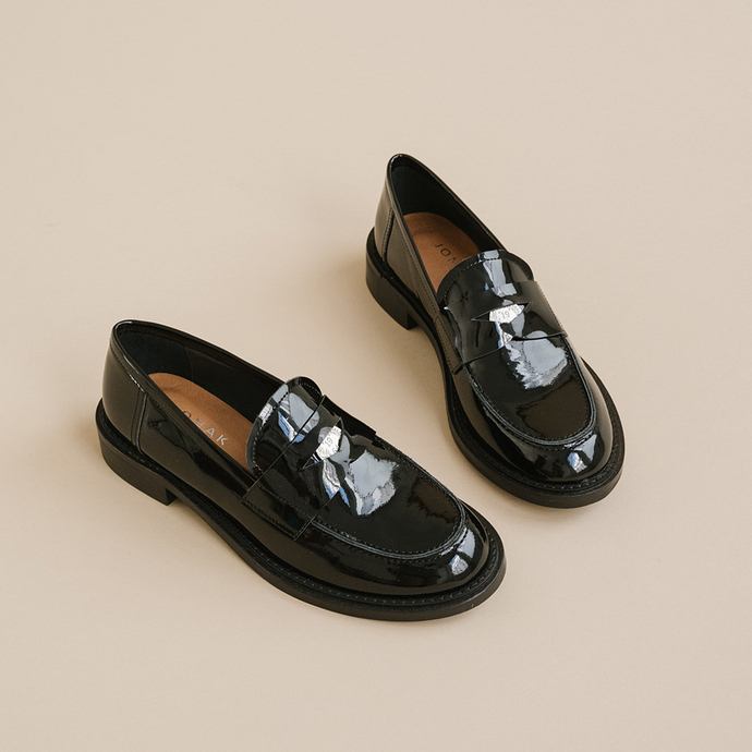 Mocassins à bouts arrondis et détails argentés  en vernis noir et argent