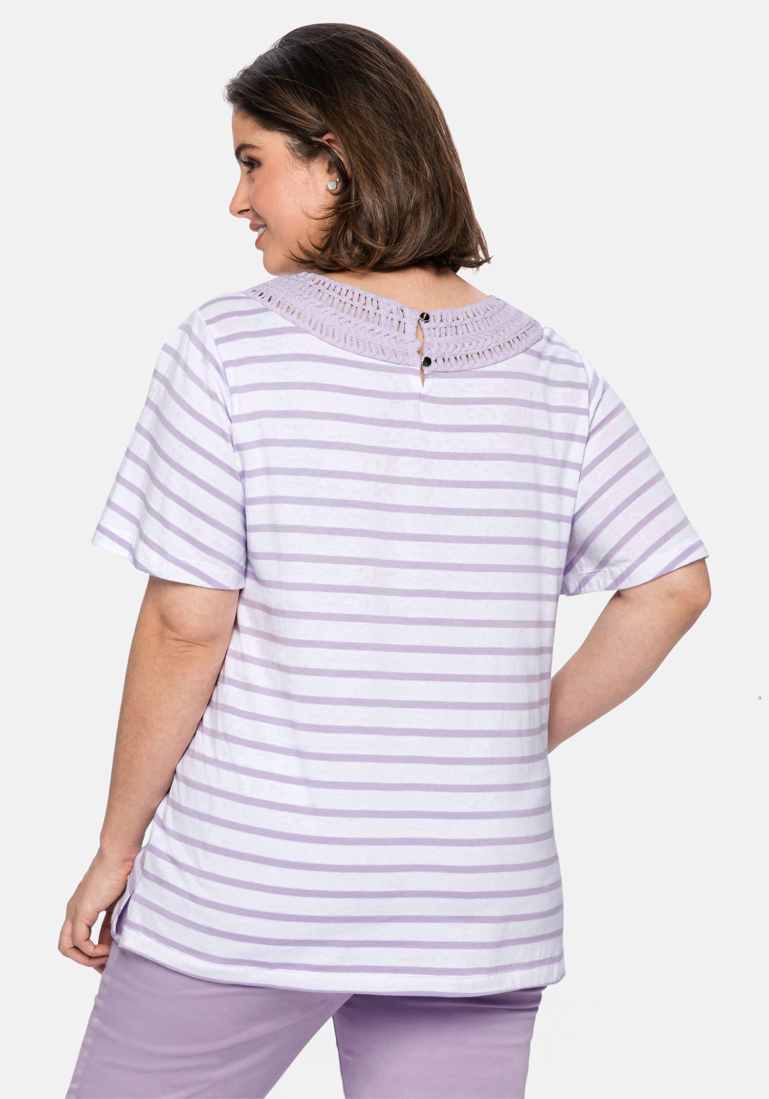 Ringelshirt mit breiter Spitze am Rundhalsausschnitt