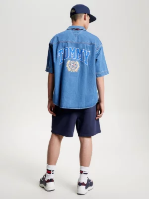 Camisa jeans de manga curta com logo nas costas