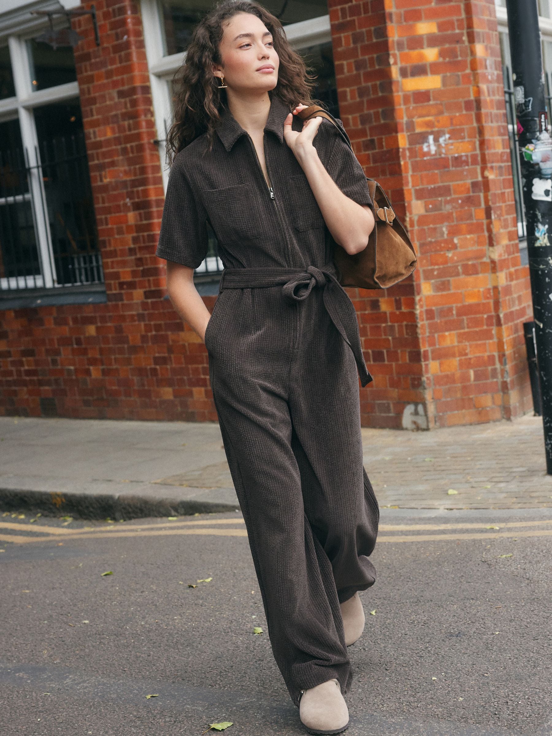 Chocoladebruin - Jumpsuit met koord in de taille en korte mouwen