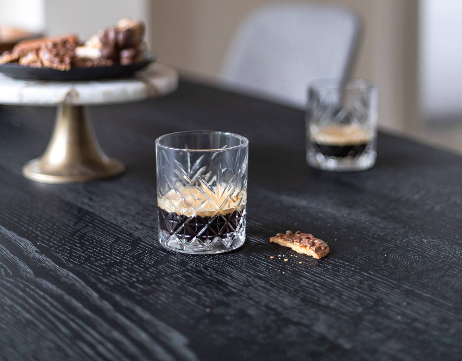 They & Me eettafel Starry Night organisch 200 x 110 x 75 | Eiken Geborsteld Black Lak | Verjongde Rand | Frame RAL9017 verkeerszwart