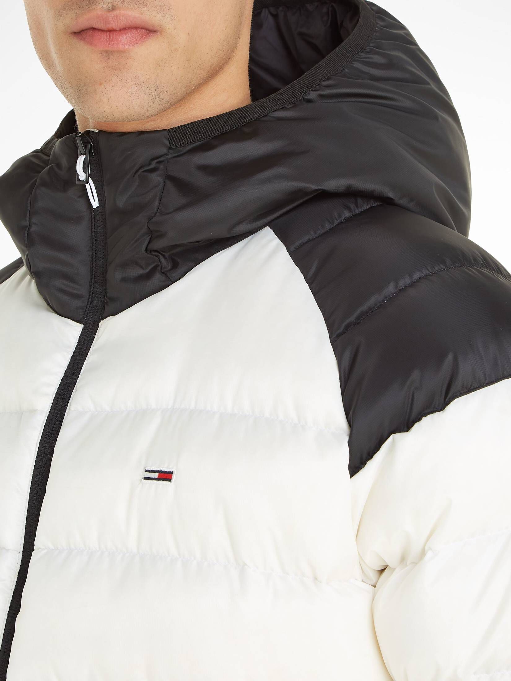 Tommy Jeans| Herren Daunenjacke mit Kapuze TJM CLBK LIGHT DOWN JACKET