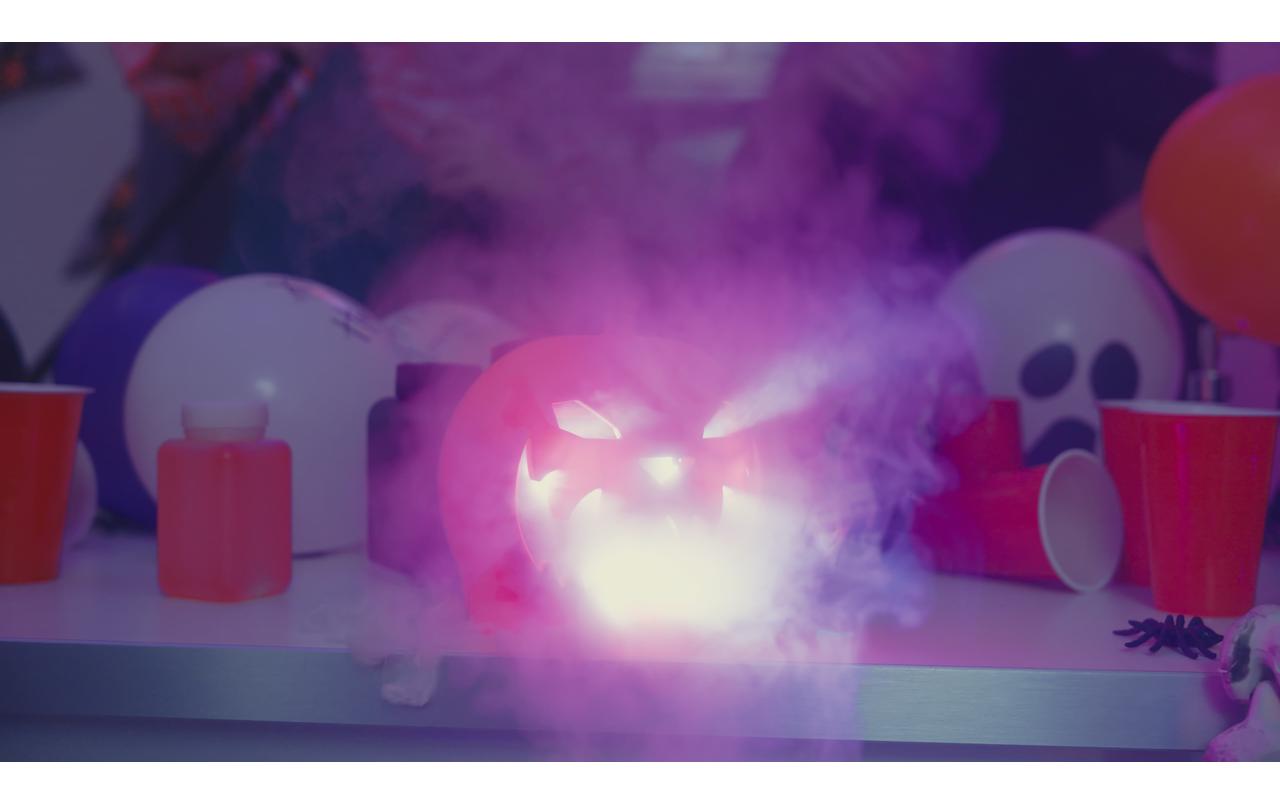 Nebelmaschine S553L Halloween SetNebelmaschine mit RGB LEDs und Halloween Kürbis Aufsatz