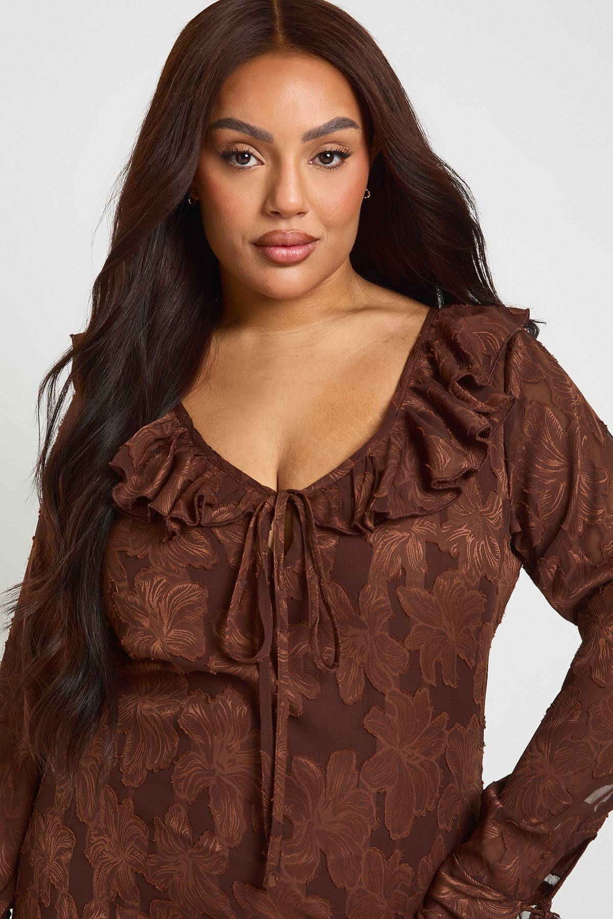 boohoo Robe Midaxi Grande Taille en Mousseline Dévorée à Volants