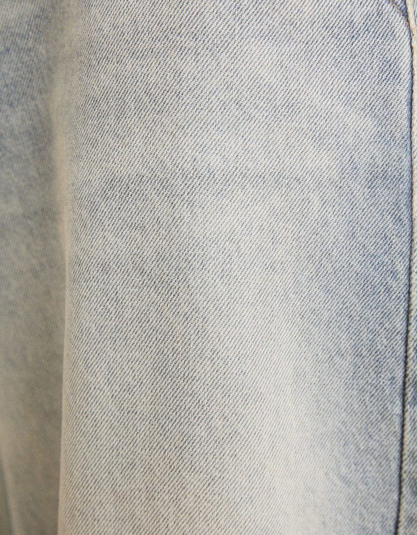 calça jeans estilo skater com efeito desbotado