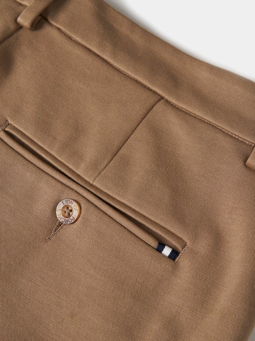 Calças chino regular fit vincadas