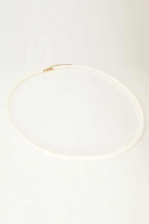 Equal ketting met witte platte kralen