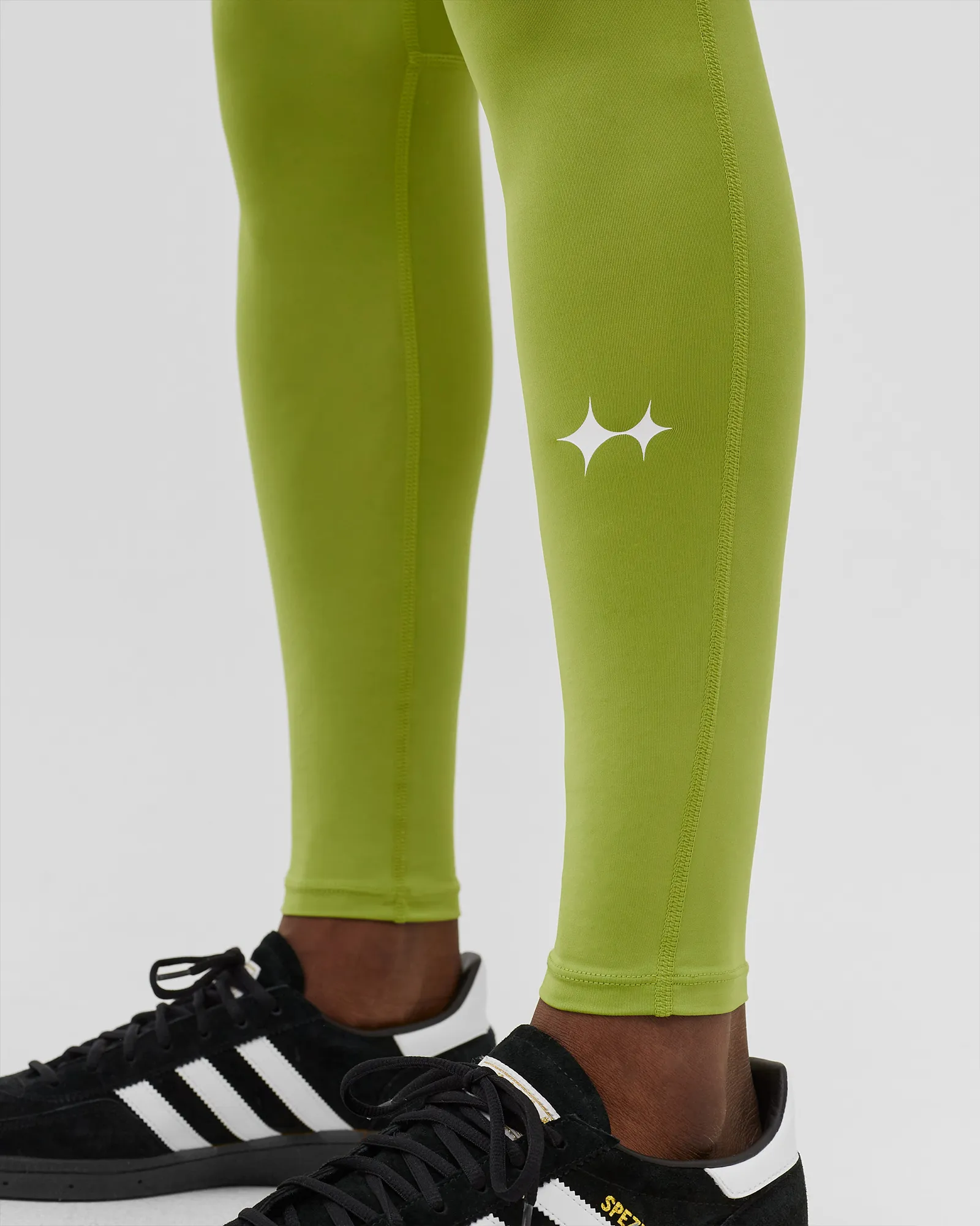 Calça de compressão para treino da marca BSTN