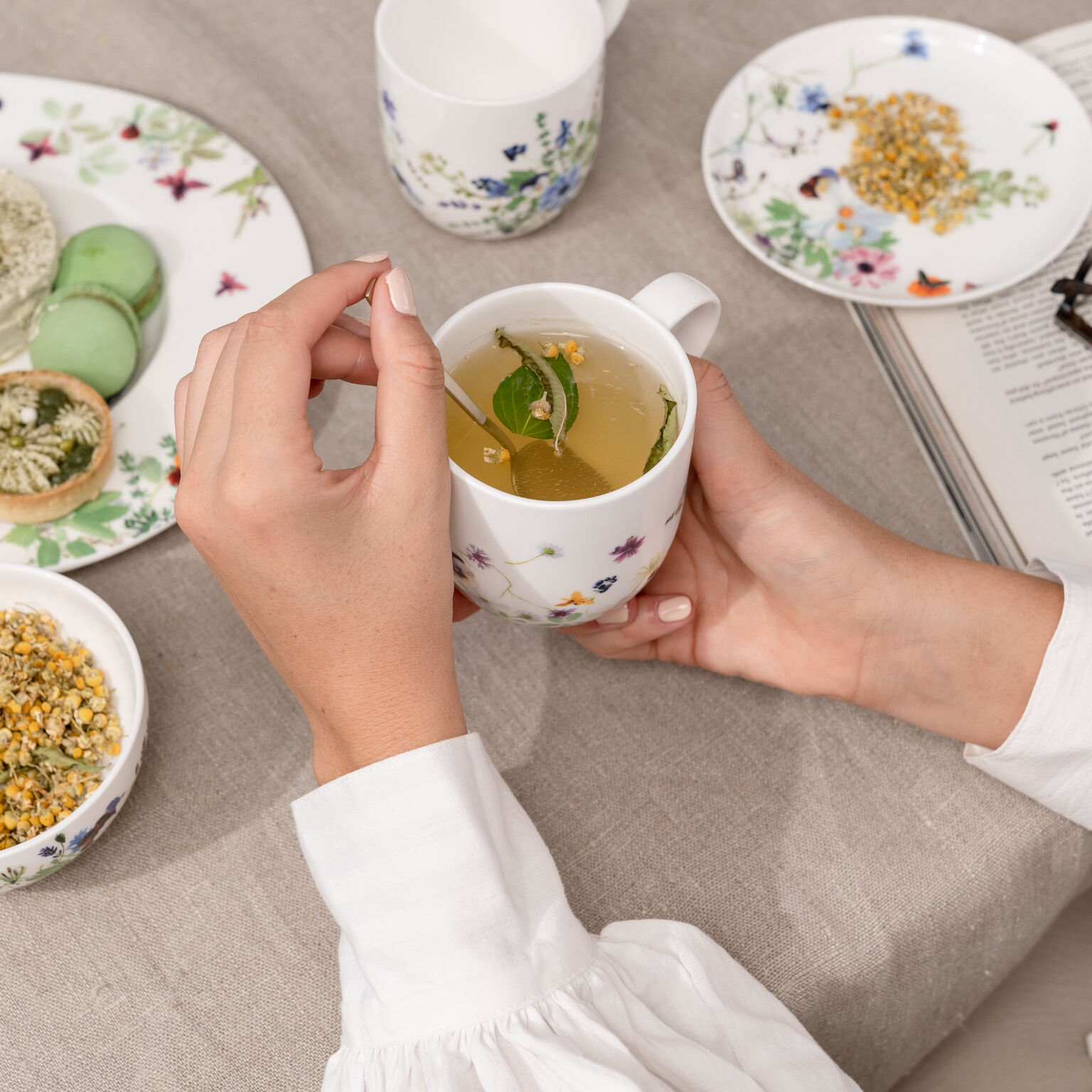 Brillance Bone China Grand Air lila Becher mit Henkel