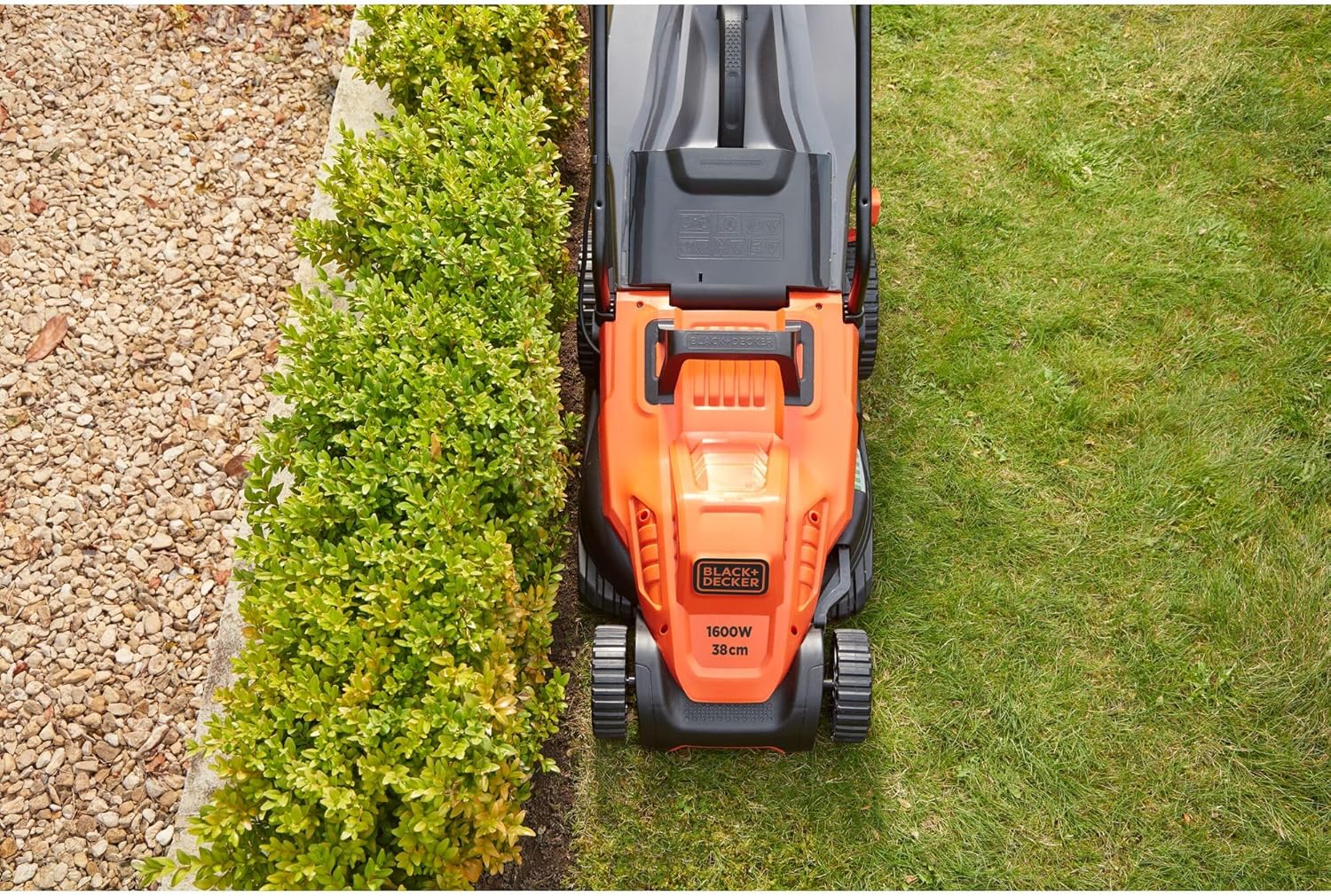 BLACK+DECKER Tondeuse Filaire 1600W, Tondeuse à Gazon Electrique 38 cm, 6 hauteurs réglables 20, 30, 40, 50, 60 et 70 mm, Tondeuse avec Poignée EASYSTEER 3 Positions, BEMW471ES-QS Orange