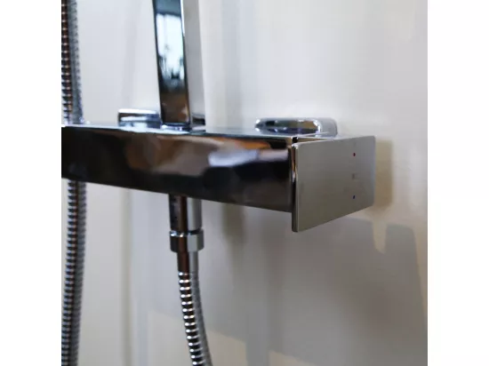 Kiara colonne de douche chromée avec mitigeur mécanique - Essebagno
