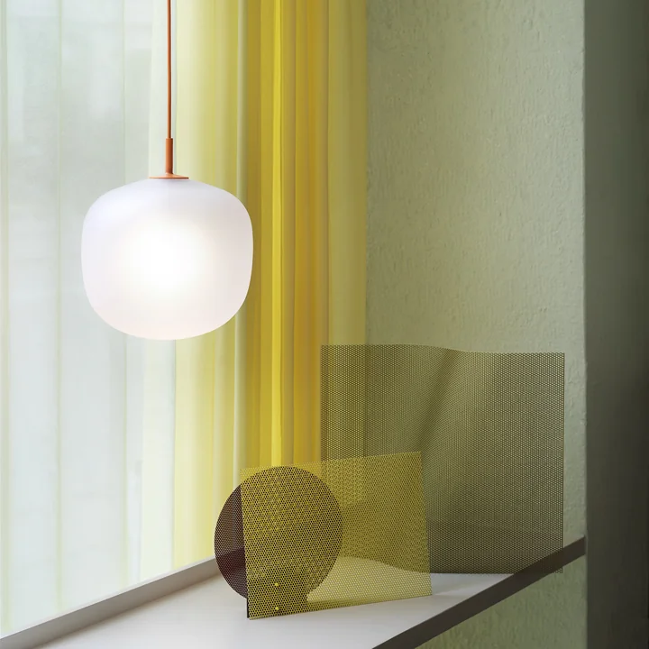 Muuto - Rime Pendelleuchte Ø 12 cm, opal / deep red