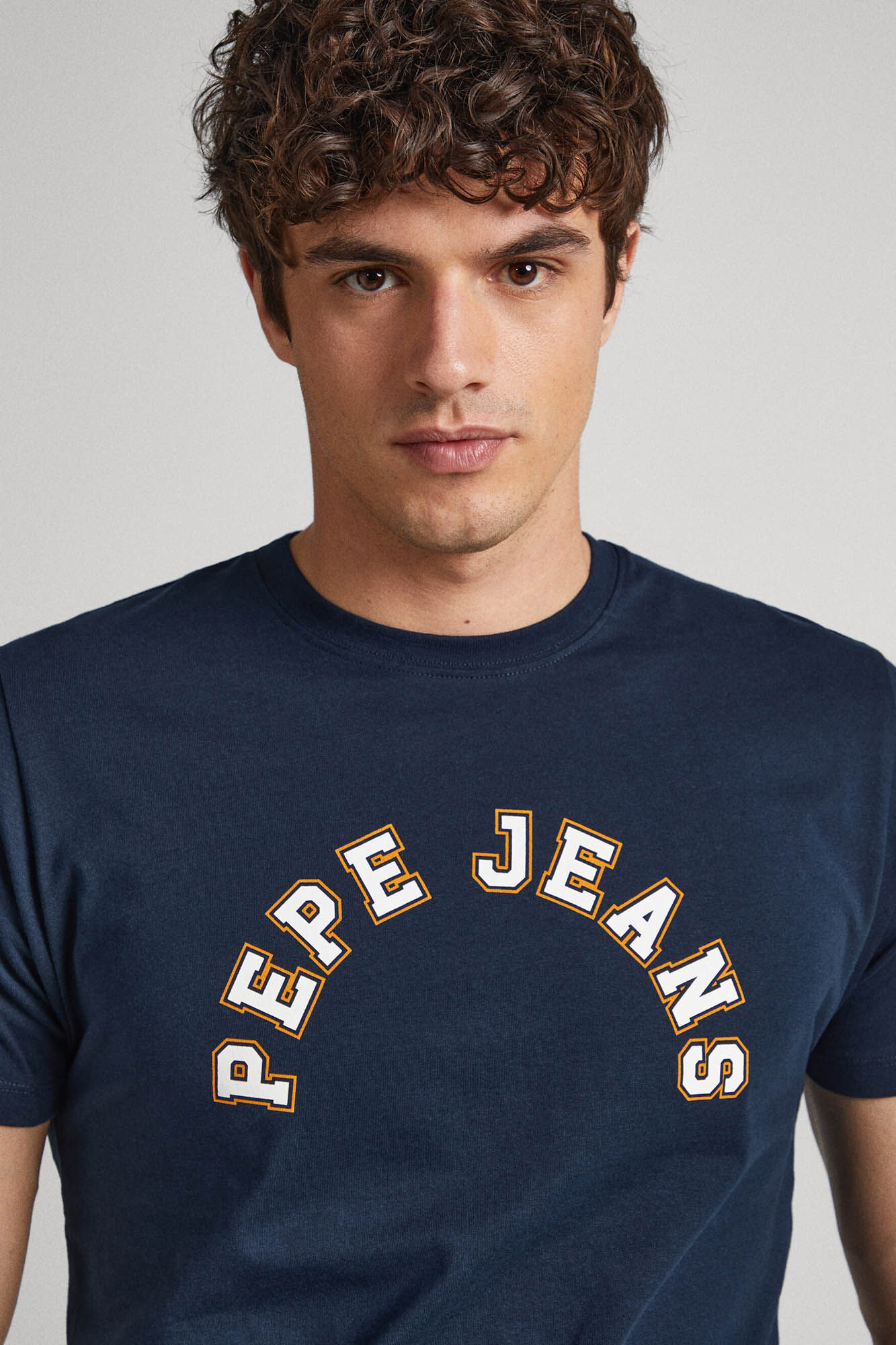 estampa de logotipo em camiseta