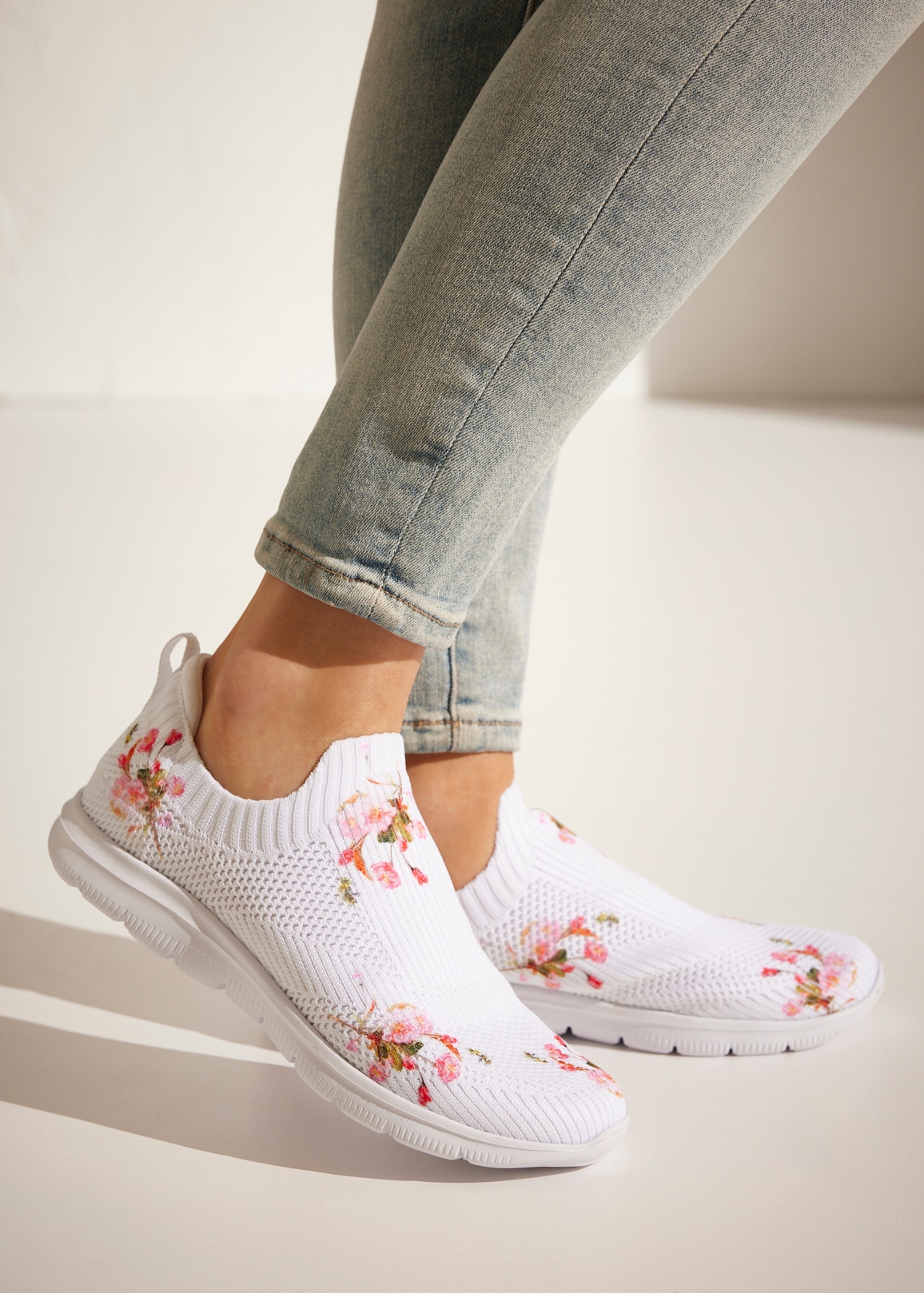LASCANA Sneaker  zum Reinschlüpfen mit blumigem Muster VEGAN